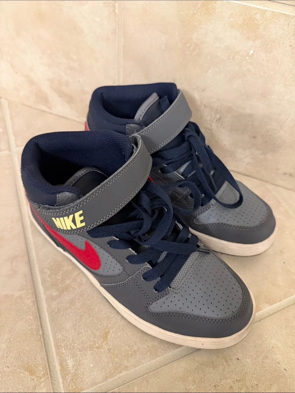 Nike kids mid